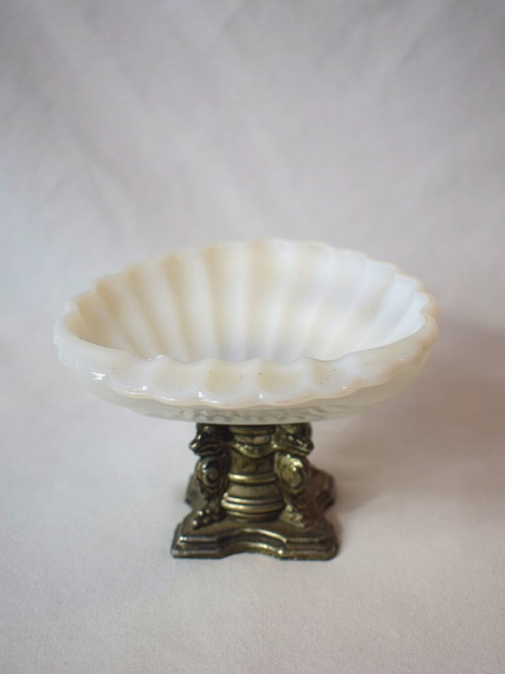 Vintage White Milk Glass Seashell on Silver Tone Base Soap Dish Trinket Dish - Picture 4 of 5
